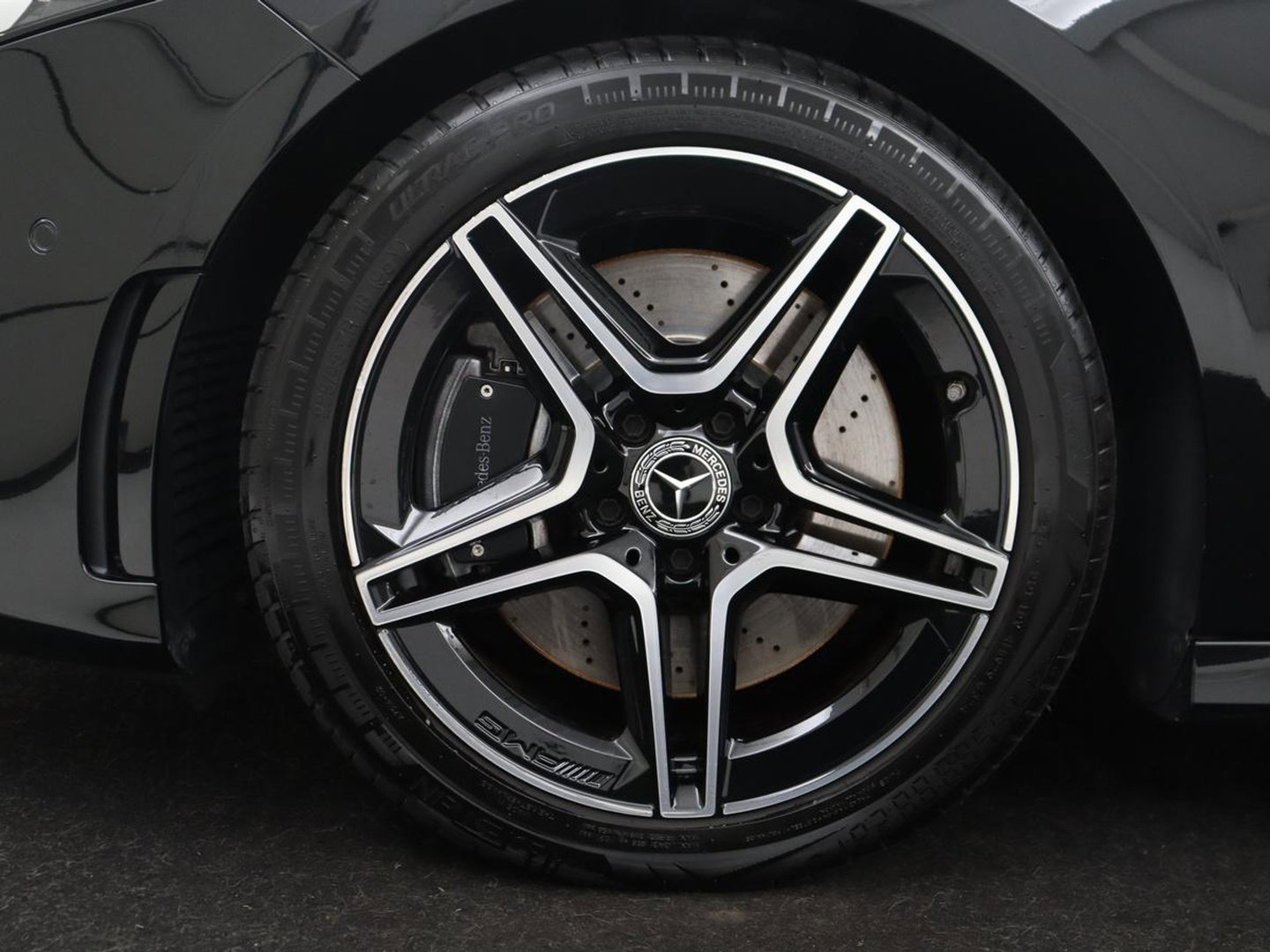Mercedes-Benz A-Klasse 250 Premium Plus | AMG Line | Panoramadak | Trekhaak | Sfeerverlichting | Leder/alcantara | Burnmeister | Full LED | Stoelverwarming |