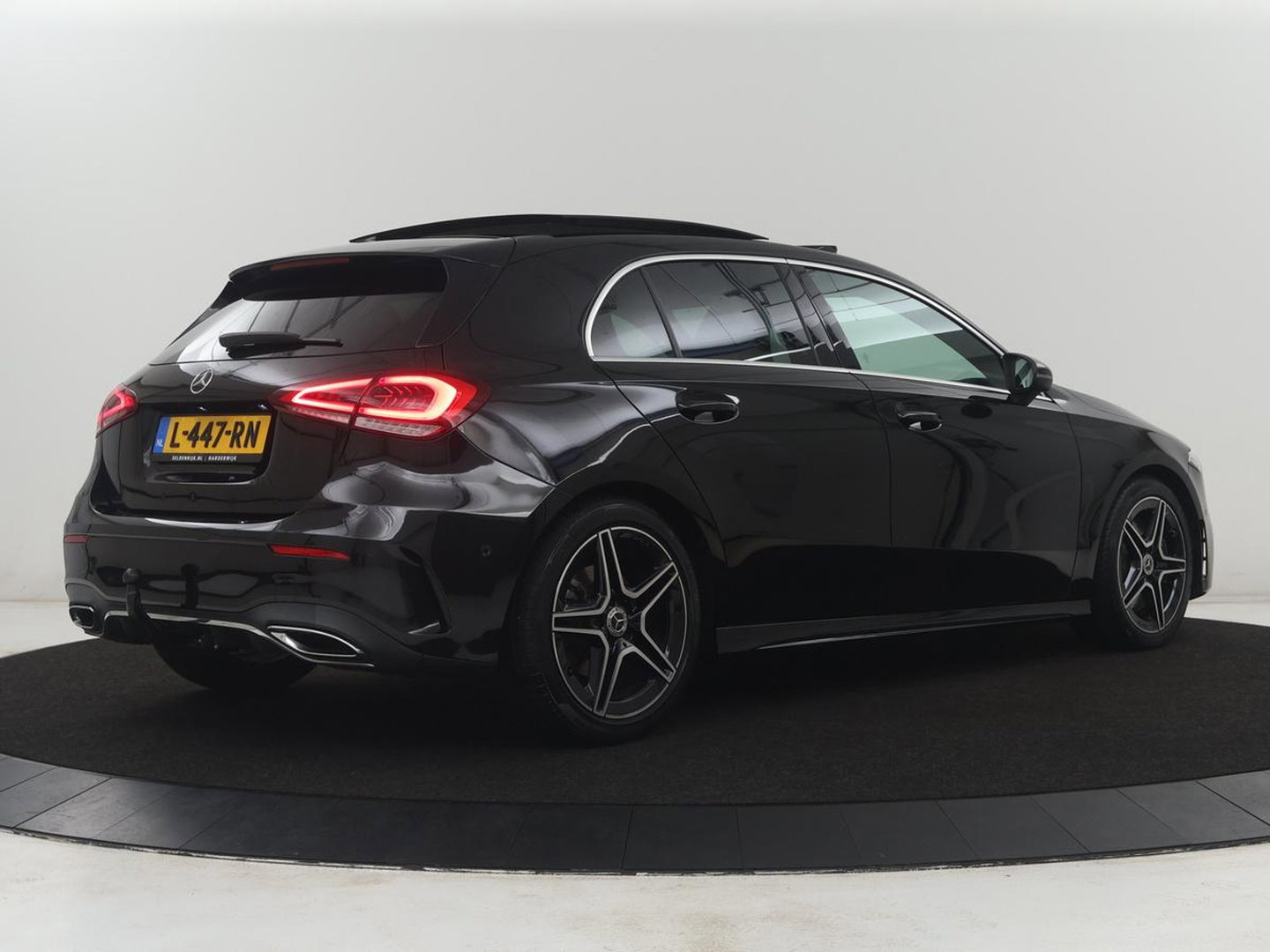 Mercedes-Benz A-Klasse 250 Premium Plus | AMG Line | Panoramadak | Trekhaak | Sfeerverlichting | Leder/alcantara | Burnmeister | Full LED | Stoelverwarming |
