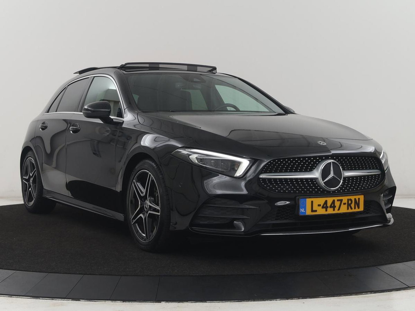 Mercedes-Benz A-Klasse 250 Premium Plus | AMG Line | Panoramadak | Trekhaak | Sfeerverlichting | Leder/alcantara | Burnmeister | Full LED | Stoelverwarming |