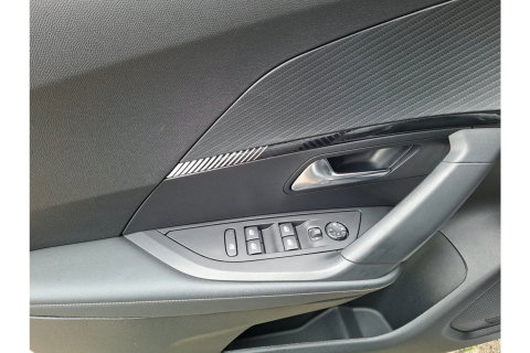 Peugeot 2008 1.2 PURETECH ALLUREPACK AUTOMAAT 130PK AIRCO NAVI CLIMA PDC-CAMERA