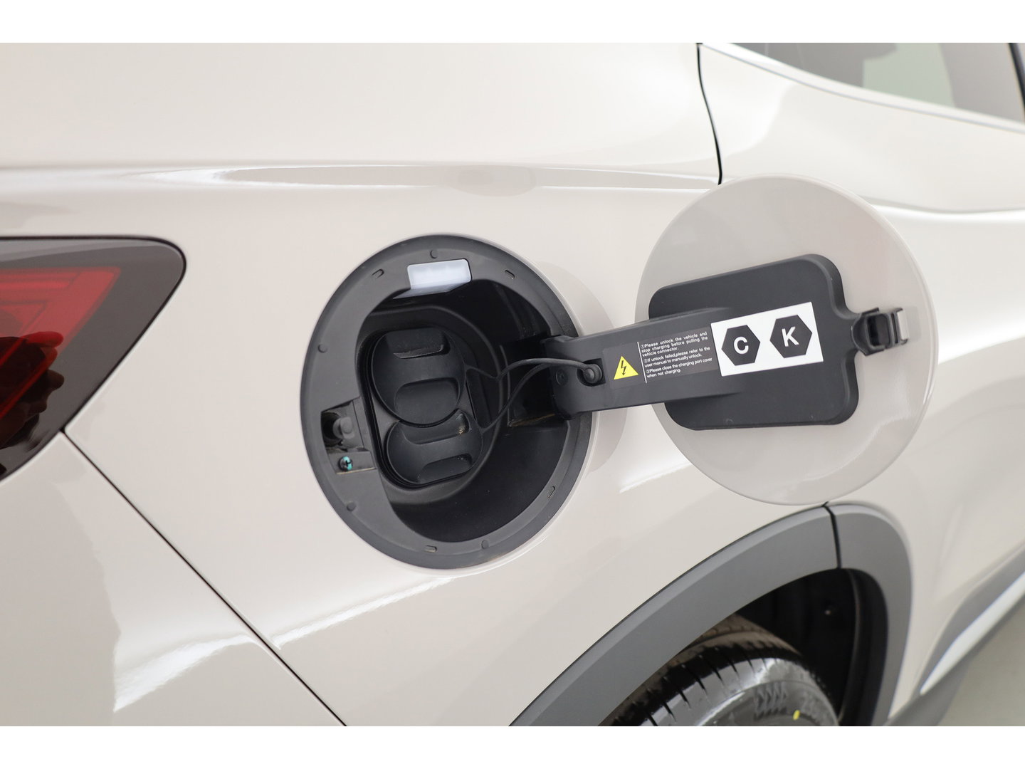 BYD SEAL U 1.5 DM-i FWD Comfort (WLTP-125km!) | VERWACHT | 26.6 kWh | Pano | HUD | Infinity | 360*+PDC | Adapt. Cruise | Memory+Leder | Keyless | Dodehoek | Elek. Klep