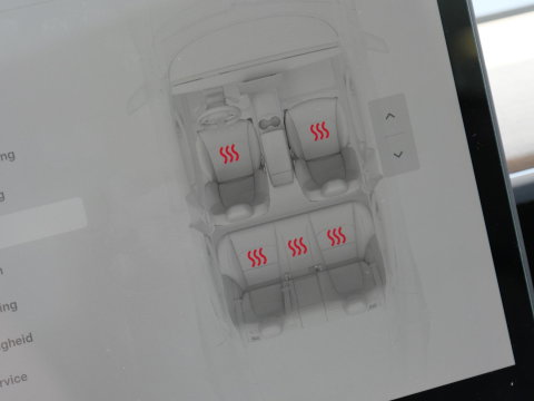 Tesla Model 3 RWD 60kWh PLUS/ WARMTEPOMP/ LFP ACCU/ TREKHAAK/ NL-AUTO 1STE EIGENAAR/ SOH 93%