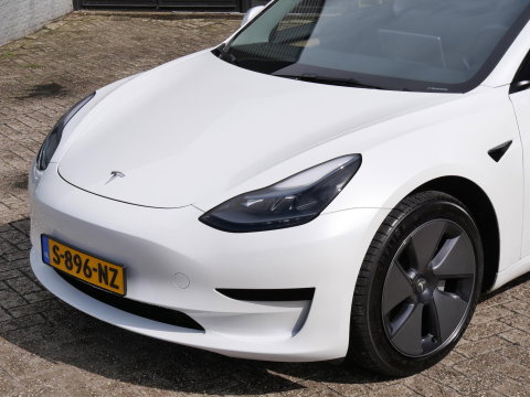Tesla Model 3 RWD 60kWh PLUS/ WARMTEPOMP/ LFP ACCU/ TREKHAAK/ NL-AUTO 1STE EIGENAAR/ SOH 93%