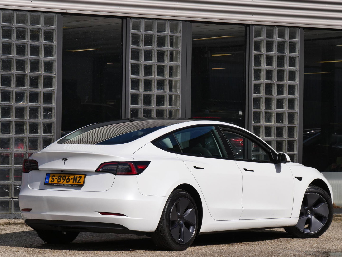 Tesla Model 3 RWD 60kWh PLUS/ WARMTEPOMP/ LFP ACCU/ TREKHAAK/ NL-AUTO 1STE EIGENAAR/ SOH 93%