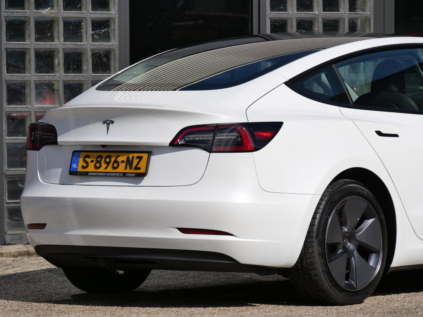 Tesla Model 3 RWD 60kWh PLUS/ WARMTEPOMP/ LFP ACCU/ TREKHAAK/ NL-AUTO 1STE EIGENAAR/ SOH 93%
