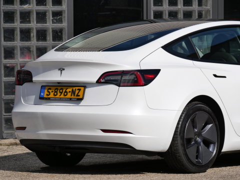 Tesla Model 3 RWD 60kWh PLUS/ WARMTEPOMP/ LFP ACCU/ TREKHAAK/ NL-AUTO 1STE EIGENAAR/ SOH 93%