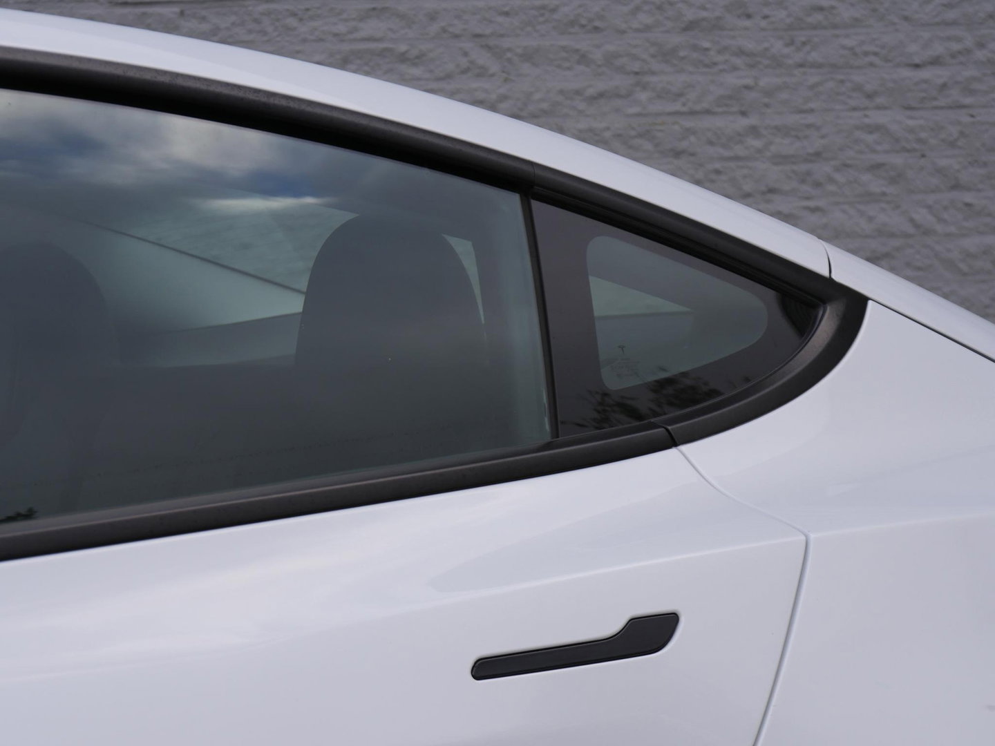 Tesla Model 3 RWD 60kWh PLUS/ WARMTEPOMP/ LFP ACCU/ TREKHAAK/ NL-AUTO 1STE EIGENAAR/ SOH 93%
