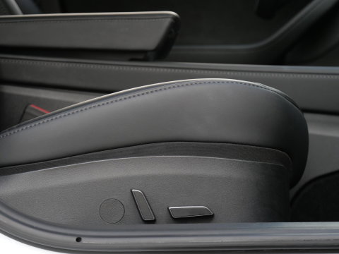 Tesla Model 3 RWD 60kWh PLUS/ WARMTEPOMP/ LFP ACCU/ TREKHAAK/ NL-AUTO 1STE EIGENAAR/ SOH 93%