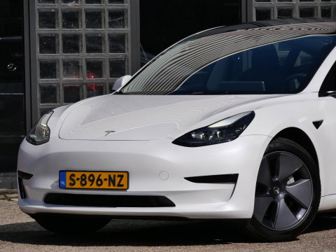 Tesla Model 3 RWD 60kWh PLUS/ WARMTEPOMP/ LFP ACCU/ TREKHAAK/ NL-AUTO 1STE EIGENAAR/ SOH 93%