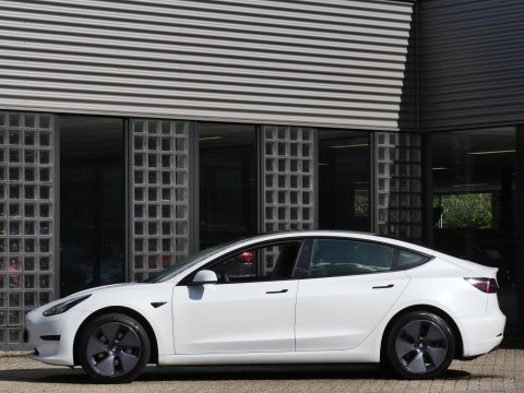 Tesla Model 3 RWD 60kWh PLUS/ WARMTEPOMP/ LFP ACCU/ TREKHAAK/ NL-AUTO 1STE EIGENAAR/ SOH 93%