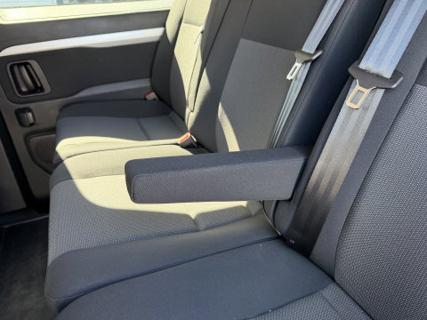 Peugeot Expert 2.0 BlueHDI 177pk automaat S&S L3H1 DC 5 persoons / vaste prijs rijklaar € 27.950 ex btw / lease vanaf € 456 / dubbele schuifdeur / euro 6 / bpm vrij / airco / cruise / navi / trekhaak !