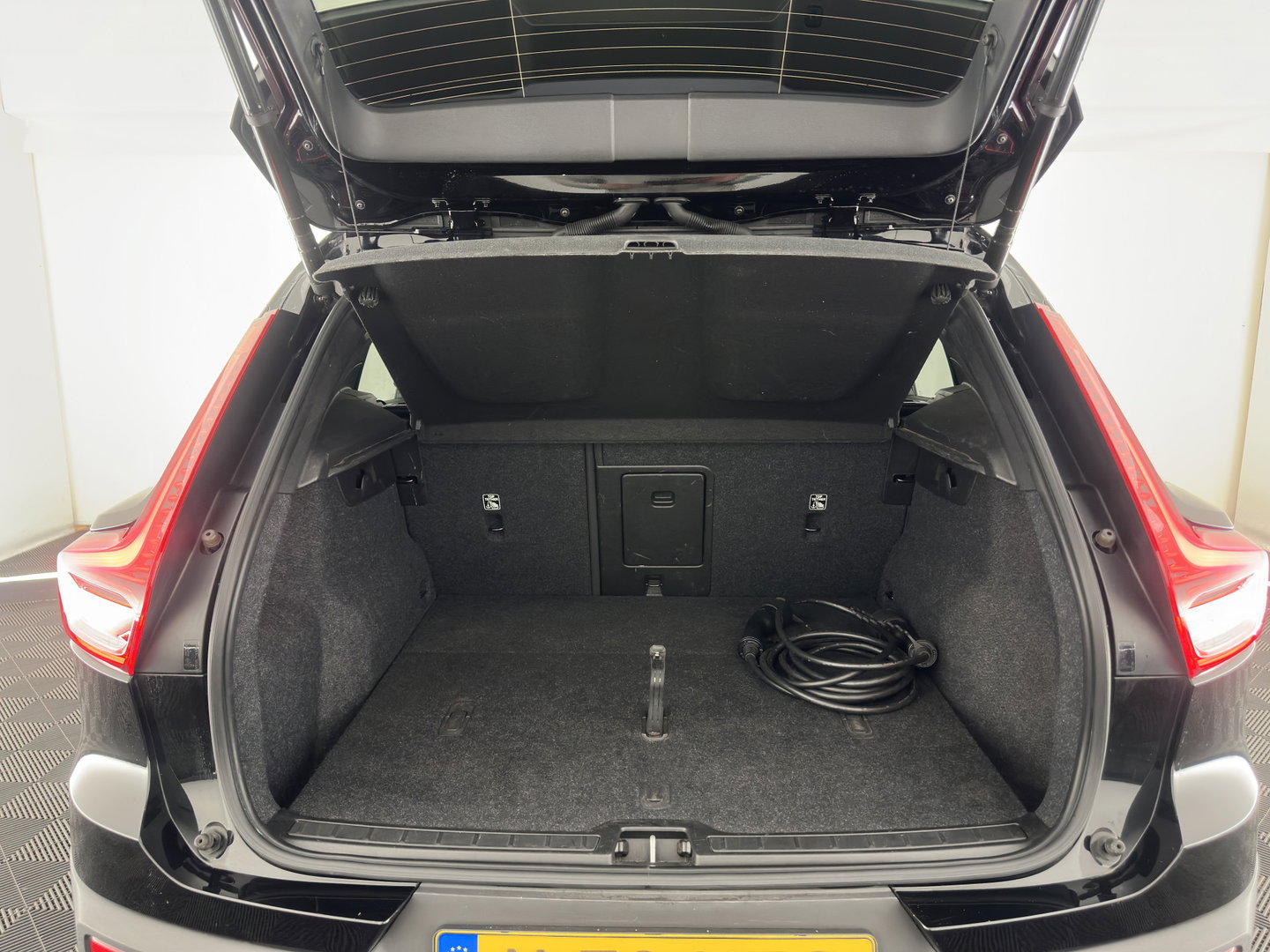 Volvo XC40 Recharge Pro [3-Fase-11kW] {SoH-94%} (INCL.BTW) Aut. *PANO | MEMORY-PACK | HARMAN/KARDON | ADAPTIVE-CRUISE | DIGI-COCKPIT | BLIND-SPOT | NAVI-FULLMAP | CAMERA | ECC | PDC | KEYLESS | HEATED-SPORTSEATS | 20''ALU*