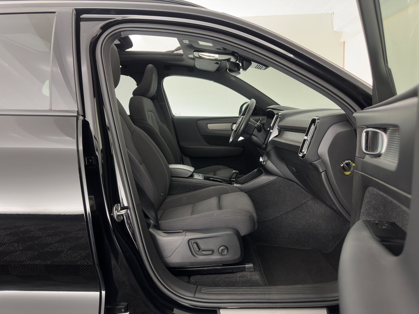 Volvo XC40 Recharge Pro [3-Fase-11kW] {SoH-94%} (INCL.BTW) Aut. *PANO | MEMORY-PACK | HARMAN/KARDON | ADAPTIVE-CRUISE | DIGI-COCKPIT | BLIND-SPOT | NAVI-FULLMAP | CAMERA | ECC | PDC | KEYLESS | HEATED-SPORTSEATS | 20''ALU*