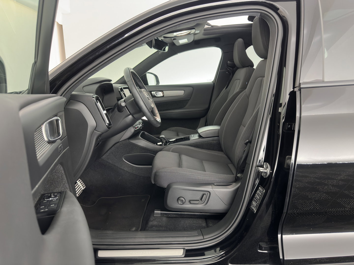 Volvo XC40 Recharge Pro [3-Fase-11kW] {SoH-94%} (INCL.BTW) Aut. *PANO | MEMORY-PACK | HARMAN/KARDON | ADAPTIVE-CRUISE | DIGI-COCKPIT | BLIND-SPOT | NAVI-FULLMAP | CAMERA | ECC | PDC | KEYLESS | HEATED-SPORTSEATS | 20''ALU*
