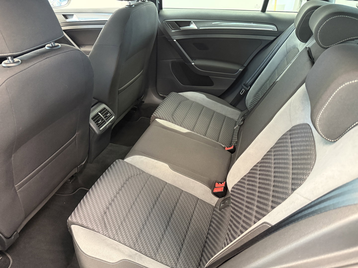 Volkswagen Golf Variant 1.5 TSI Highline Business R NAP ACC/PDC 18'' LM All Season banden Automaat 150PK!