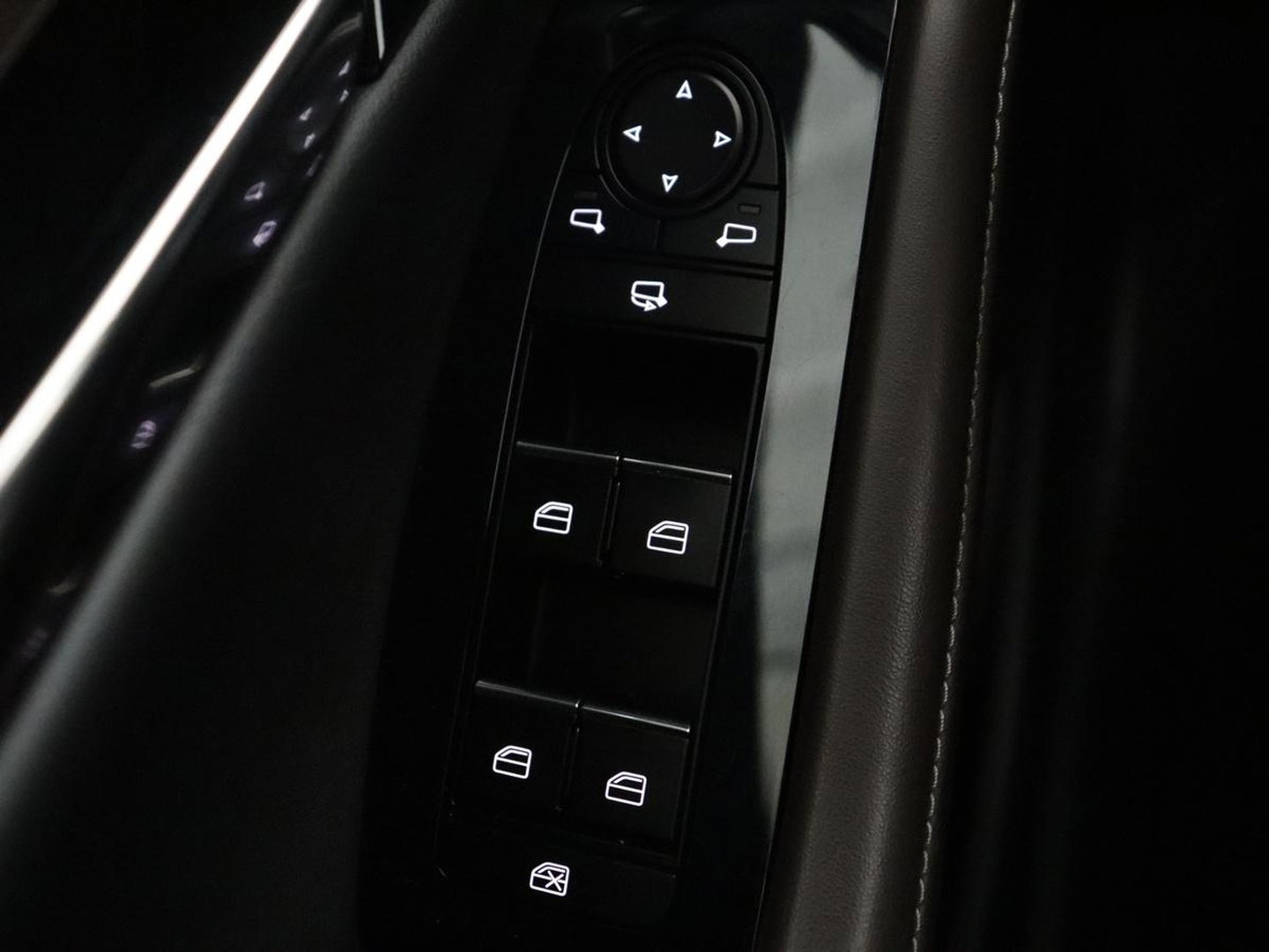 Mazda CX-30 2.0 e-SkyActiv-X M Hybrid Luxury | Leder | Stuur/stoel verwarming | Adaptive cruise | Head-up | 360 camera | Park assist | BOSE sound | Carplay | Elektrische achterklep
