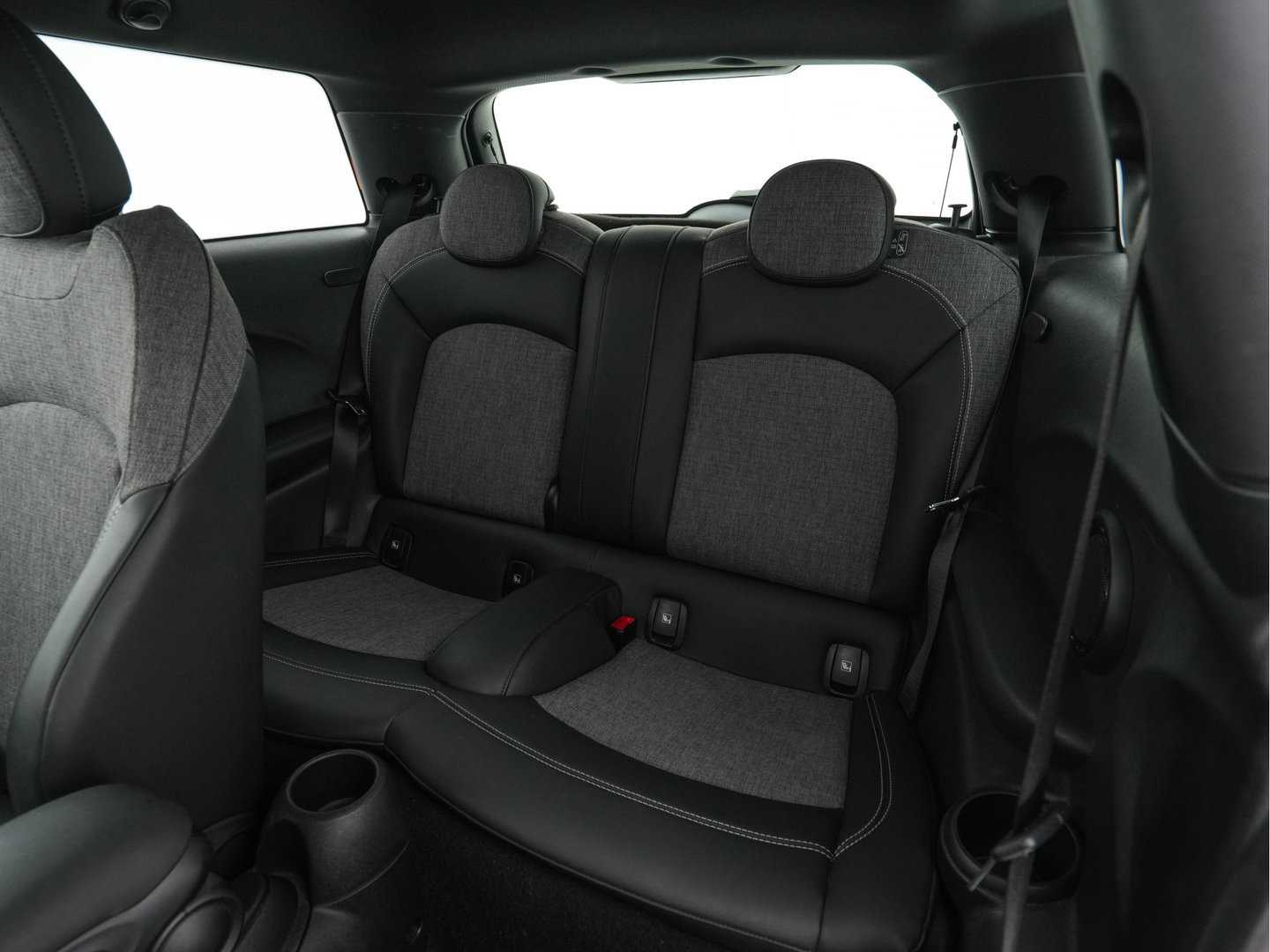 MINI 3-deurs 1.5 One Business Edition (INCL-BTW) Aut. *LEATHER-FABRIC | FULL-LED | NAVI-FULLMAP | SPORTSEATS | AMBIENTLIGHT | DIGI-COCKPIT | PRIVACY-GLASS | DAB+ | ECC | PDC | UNION-JACK LED |  CRUISE | CAMERA | KEYLESS | 16''ALU