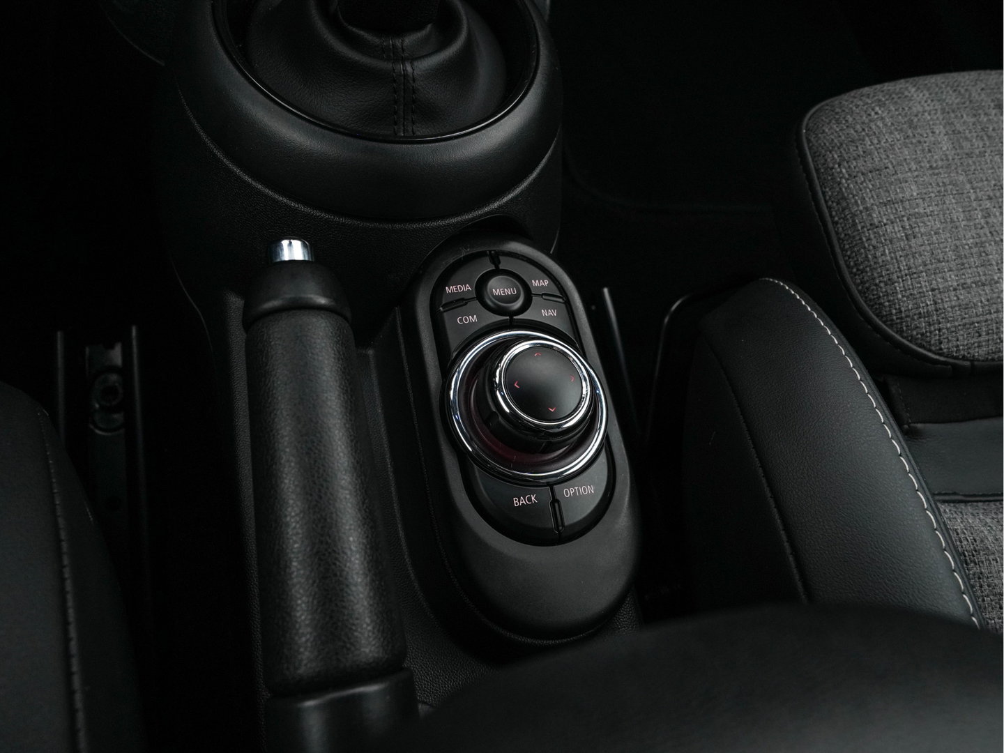 MINI 3-deurs 1.5 One Business Edition (INCL-BTW) Aut. *LEATHER-FABRIC | FULL-LED | NAVI-FULLMAP | SPORTSEATS | AMBIENTLIGHT | DIGI-COCKPIT | PRIVACY-GLASS | DAB+ | ECC | PDC | UNION-JACK LED |  CRUISE | CAMERA | KEYLESS | 16''ALU