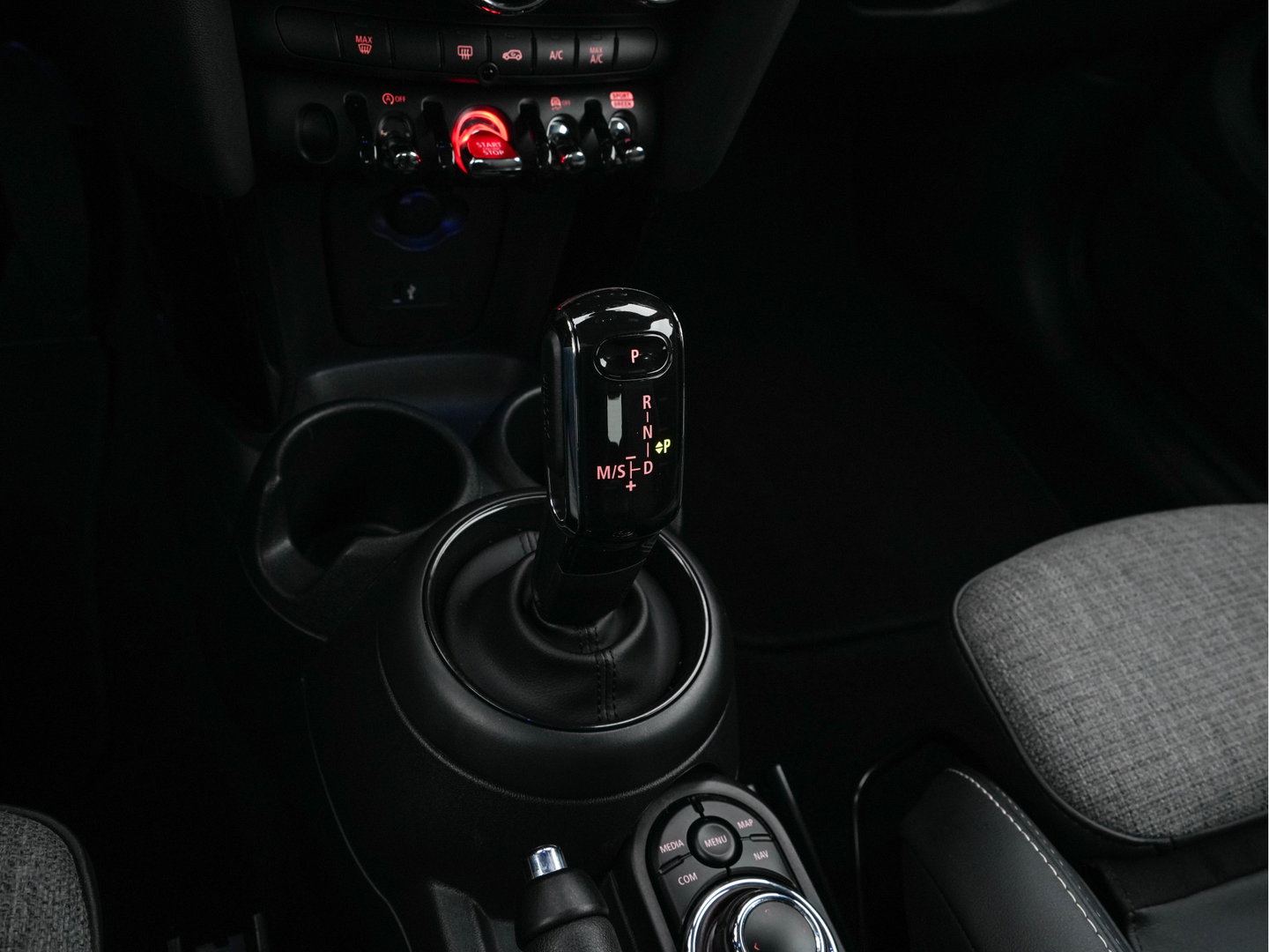 MINI 3-deurs 1.5 One Business Edition (INCL-BTW) Aut. *LEATHER-FABRIC | FULL-LED | NAVI-FULLMAP | SPORTSEATS | AMBIENTLIGHT | DIGI-COCKPIT | PRIVACY-GLASS | DAB+ | ECC | PDC | UNION-JACK LED |  CRUISE | CAMERA | KEYLESS | 16''ALU