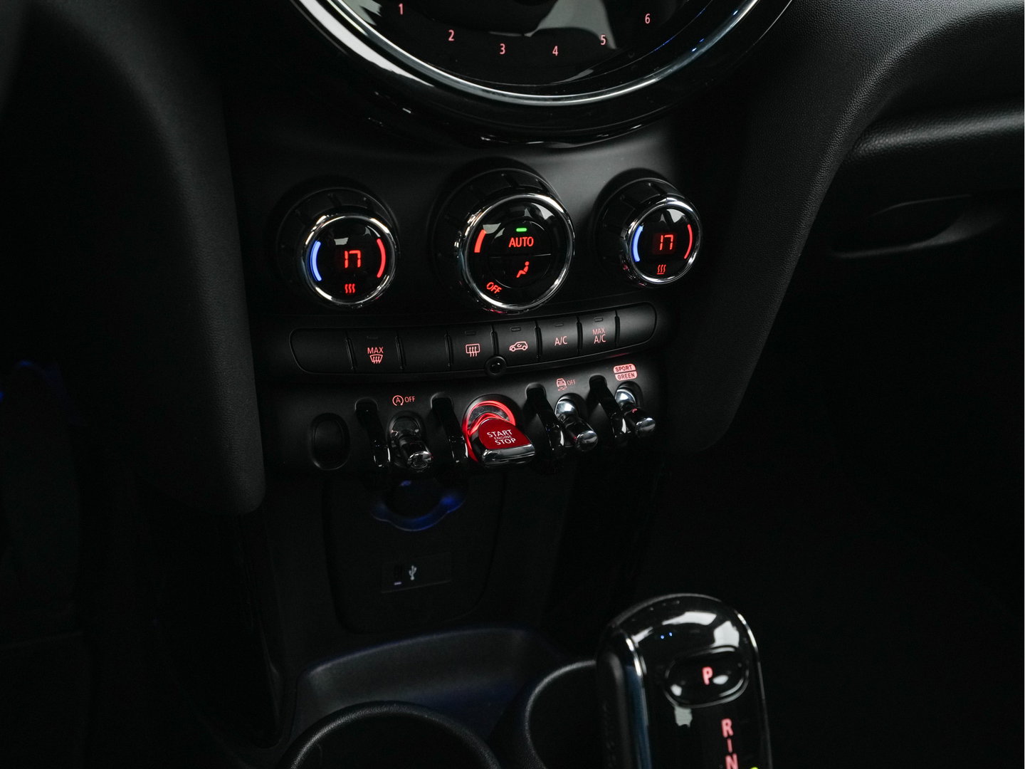 MINI 3-deurs 1.5 One Business Edition (INCL-BTW) Aut. *LEATHER-FABRIC | FULL-LED | NAVI-FULLMAP | SPORTSEATS | AMBIENTLIGHT | DIGI-COCKPIT | PRIVACY-GLASS | DAB+ | ECC | PDC | UNION-JACK LED |  CRUISE | CAMERA | KEYLESS | 16''ALU