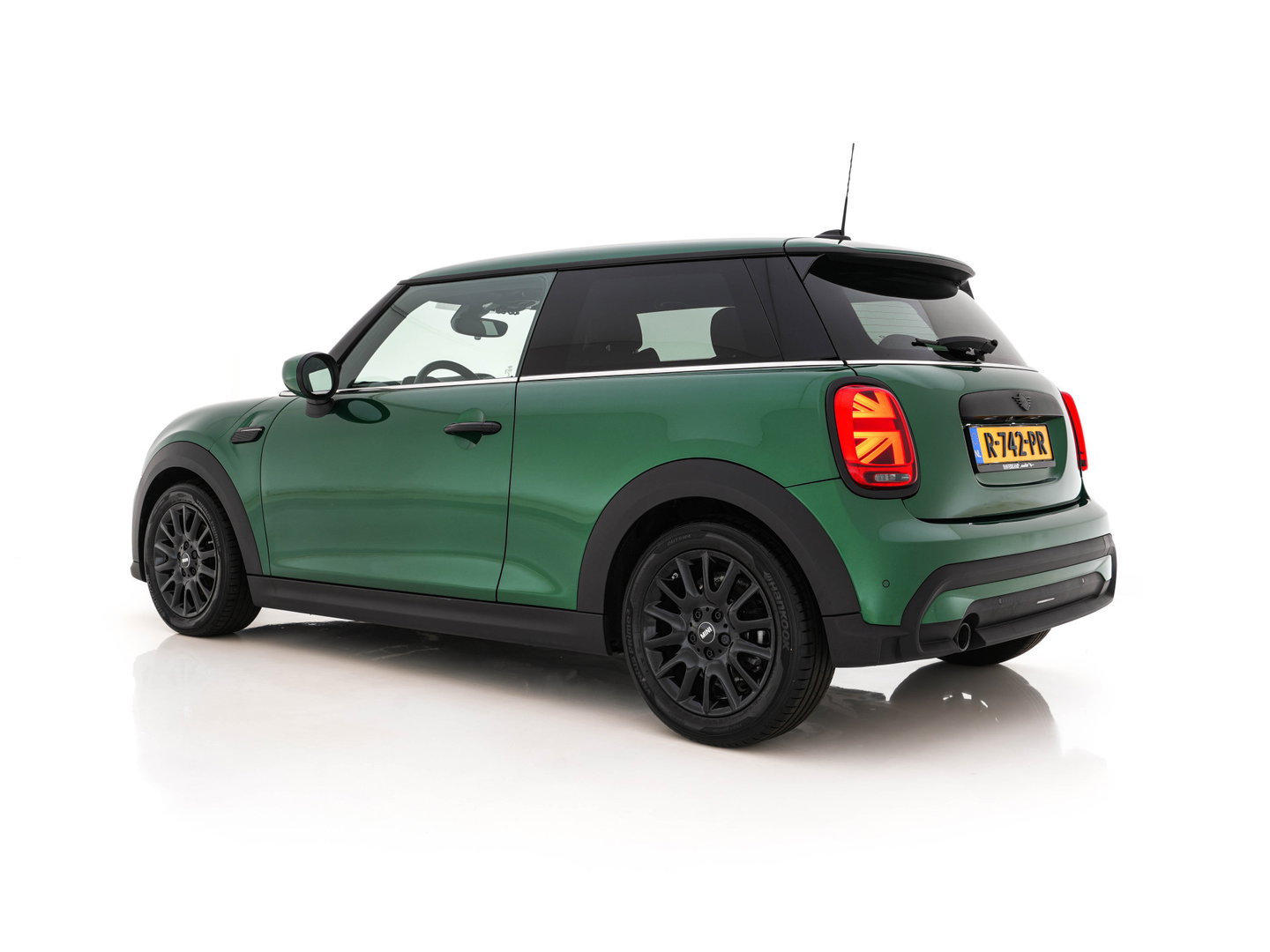 MINI 3-deurs 1.5 One Business Edition (INCL-BTW) Aut. *LEATHER-FABRIC | FULL-LED | NAVI-FULLMAP | SPORTSEATS | AMBIENTLIGHT | DIGI-COCKPIT | PRIVACY-GLASS | DAB+ | ECC | PDC | UNION-JACK LED |  CRUISE | CAMERA | KEYLESS | 16''ALU