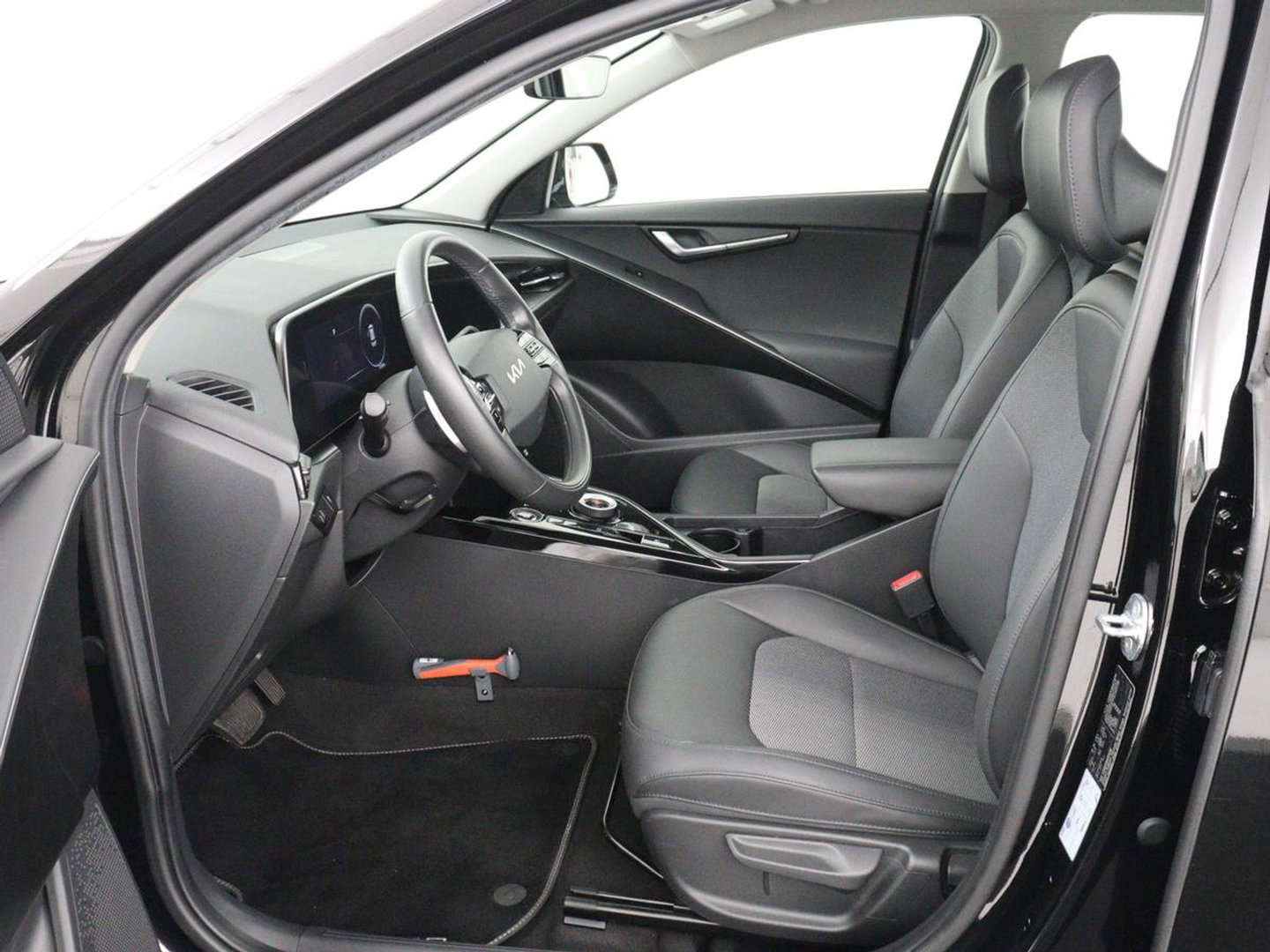 Kia Niro EV DynamicLine 64.8 kWh | Adaptive cruise | SOH 96,9% | Half leder | Carplay | Full LED | Keyless | Sfeerverlichting | File Assistent | Camera | Navigatie | Parkeerhulp | Climate control