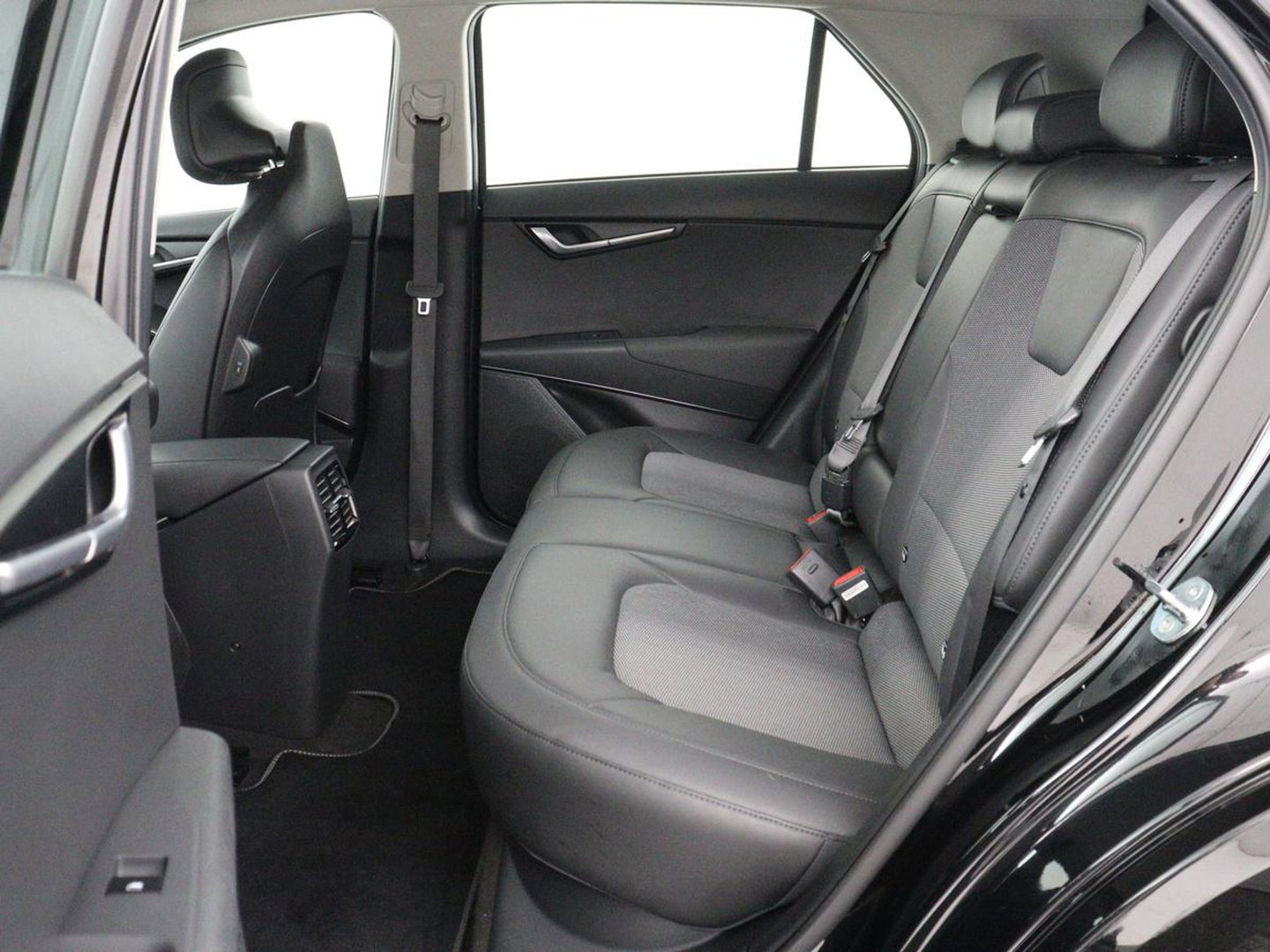 Kia Niro EV DynamicLine 64.8 kWh | Adaptive cruise | SOH 96,9% | Half leder | Carplay | Full LED | Keyless | Sfeerverlichting | File Assistent | Camera | Navigatie | Parkeerhulp | Climate control