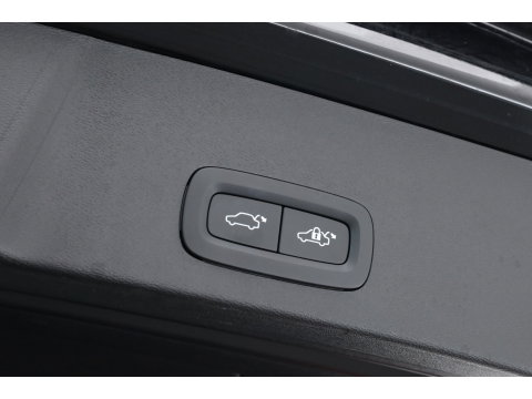 Volvo XC40 1.5 T5 Plug-in hybrid Plus Dark | Pano-dak | Trekhaak | ACC | H&K Audio |  Stoel + stuurverw. | Camera |  Elek. stoelen |