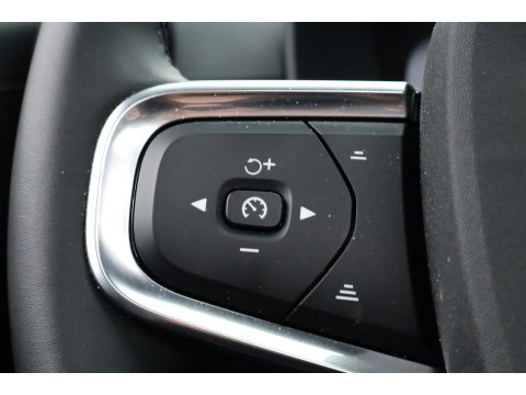 Volvo XC40 1.5 T5 Plug-in hybrid Plus Dark | Pano-dak | Trekhaak | ACC | H&K Audio |  Stoel + stuurverw. | Camera |  Elek. stoelen |