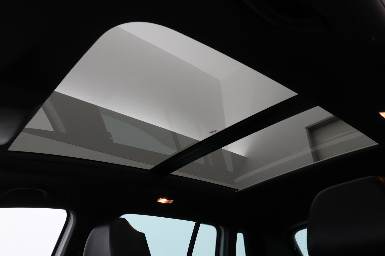 Volkswagen Tiguan 1.4 TSI R-Line Edition | Panoramadak | Stoelverwarming | R-Line | 19 Inch | Xenon | Park Assist | Navigatie | Getint Glas