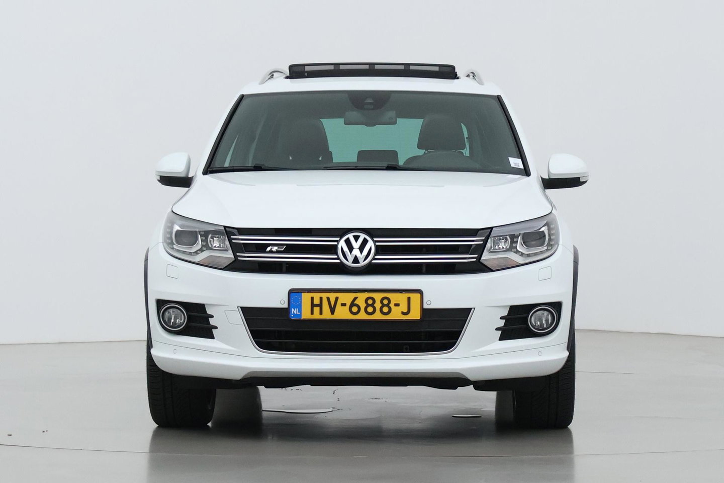 Volkswagen Tiguan 1.4 TSI R-Line Edition | Panoramadak | Stoelverwarming | R-Line | 19 Inch | Xenon | Park Assist | Navigatie | Getint Glas