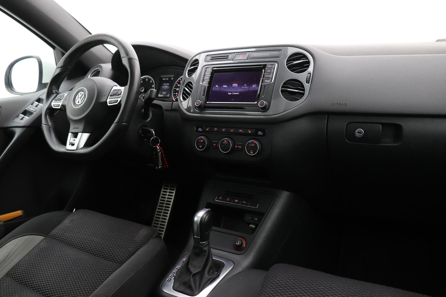 Volkswagen Tiguan 1.4 TSI R-Line Edition | Panoramadak | Stoelverwarming | R-Line | 19 Inch | Xenon | Park Assist | Navigatie | Getint Glas