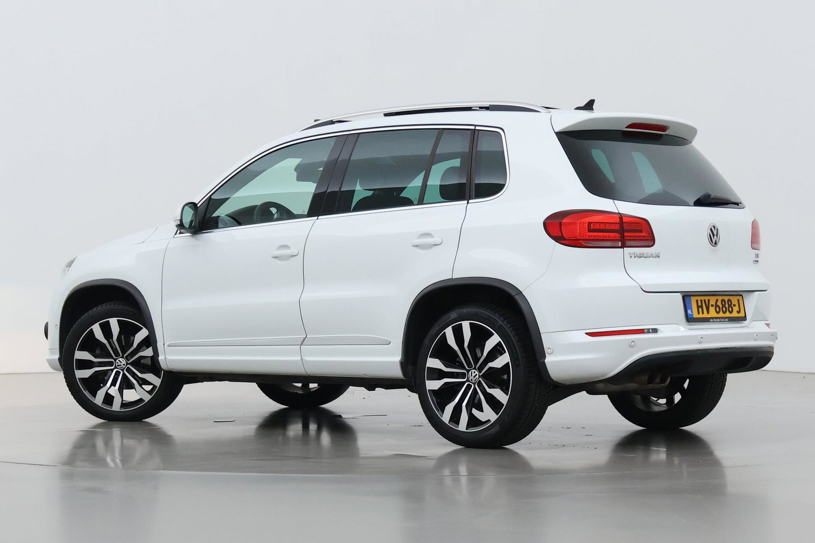 Volkswagen Tiguan 1.4 TSI R-Line Edition | Panoramadak | Stoelverwarming | R-Line | 19 Inch | Xenon | Park Assist | Navigatie | Getint Glas