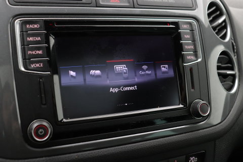 Volkswagen Tiguan 1.4 TSI R-Line Edition | Panoramadak | Stoelverwarming | R-Line | 19 Inch | Xenon | Park Assist | Navigatie | Getint Glas