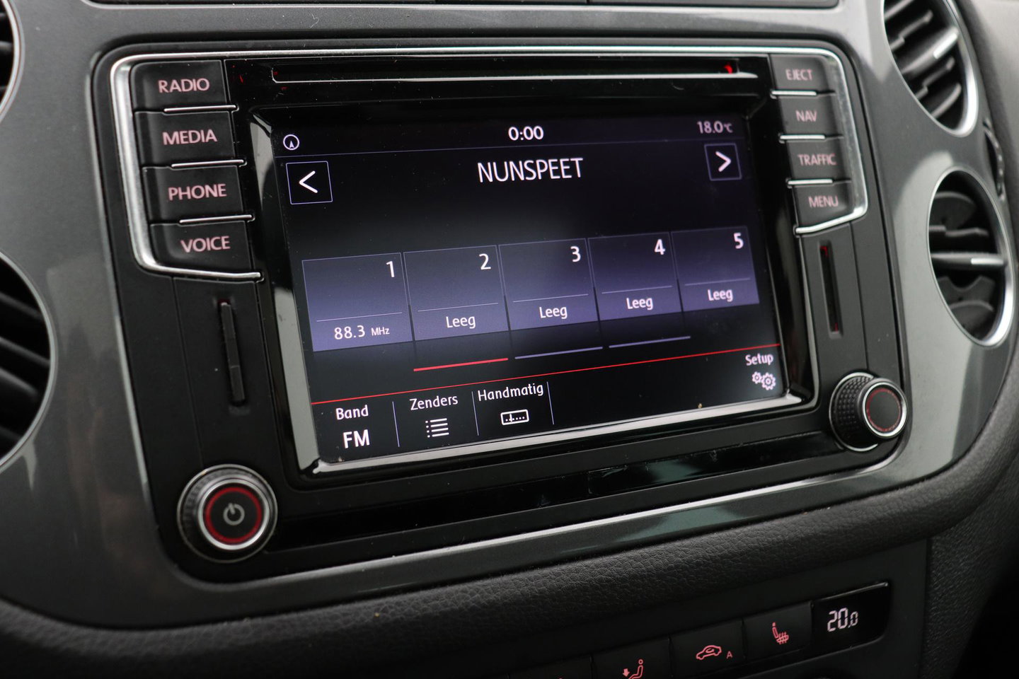 Volkswagen Tiguan 1.4 TSI R-Line Edition | Panoramadak | Stoelverwarming | R-Line | 19 Inch | Xenon | Park Assist | Navigatie | Getint Glas