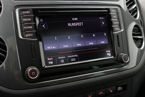 Volkswagen Tiguan 1.4 TSI R-Line Edition | Panoramadak | Stoelverwarming | R-Line | 19 Inch | Xenon | Park Assist | Navigatie | Getint Glas