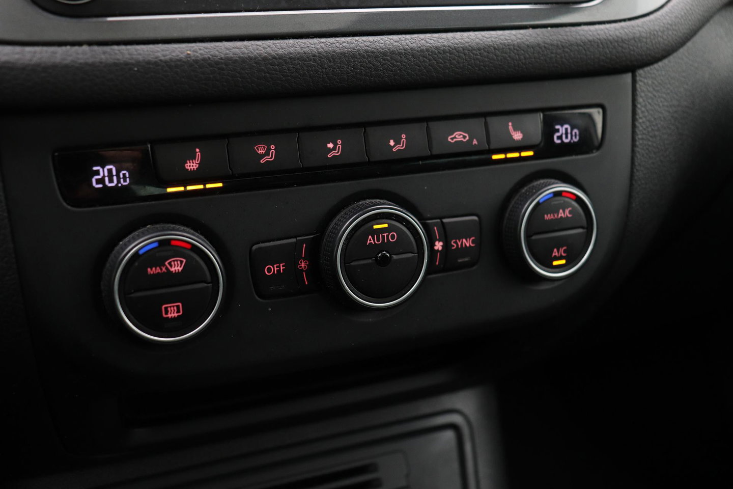 Volkswagen Tiguan 1.4 TSI R-Line Edition | Panoramadak | Stoelverwarming | R-Line | 19 Inch | Xenon | Park Assist | Navigatie | Getint Glas