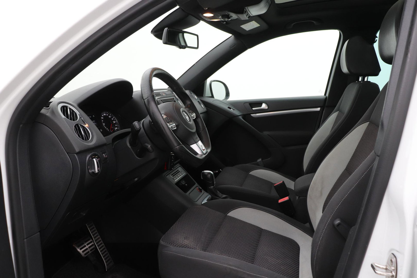 Volkswagen Tiguan 1.4 TSI R-Line Edition | Panoramadak | Stoelverwarming | R-Line | 19 Inch | Xenon | Park Assist | Navigatie | Getint Glas