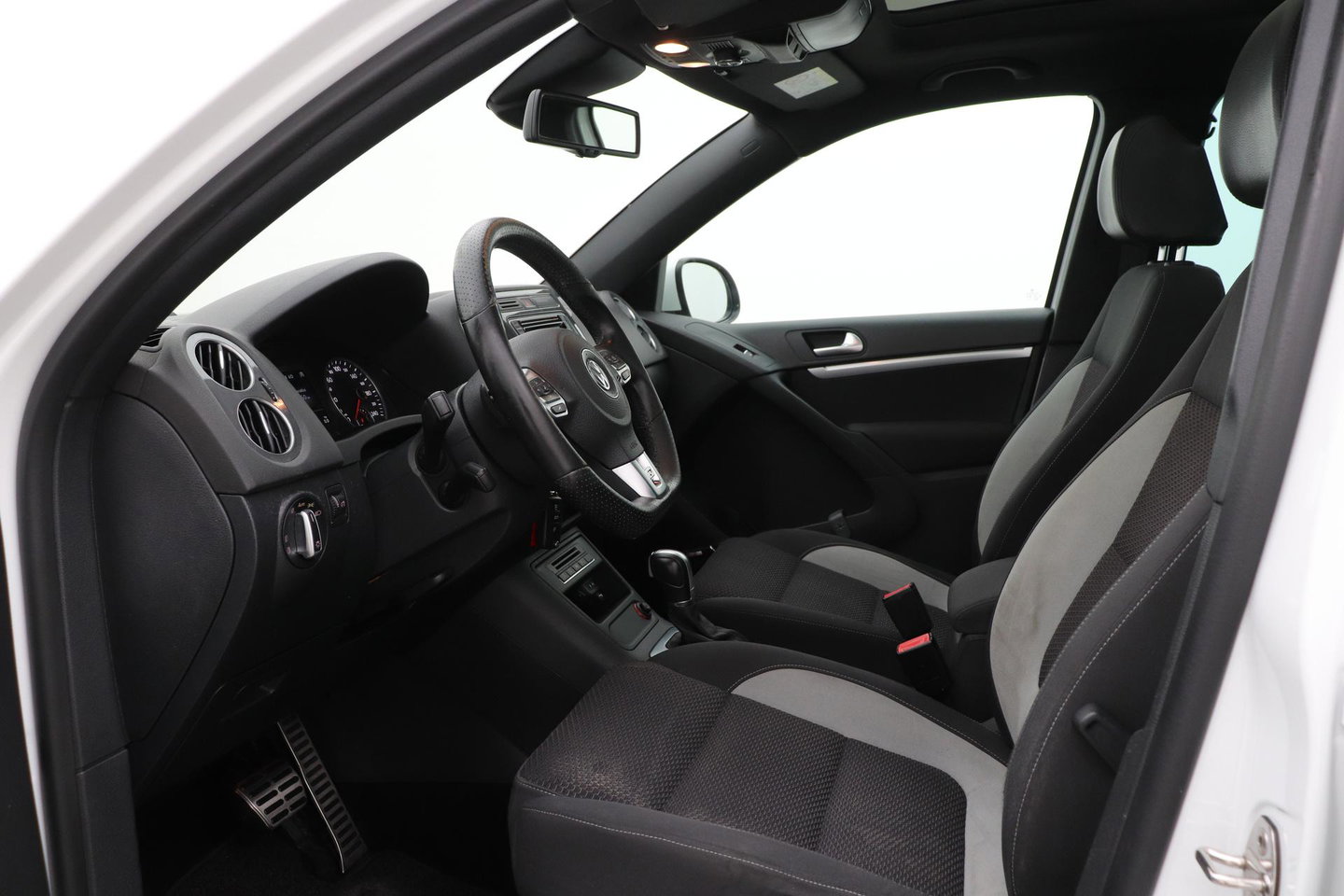 Volkswagen Tiguan 1.4 TSI R-Line Edition | Panoramadak | Stoelverwarming | R-Line | 19 Inch | Xenon | Park Assist | Navigatie | Getint Glas