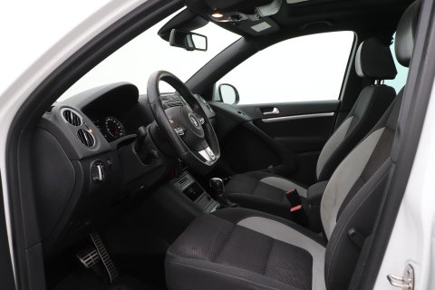 Volkswagen Tiguan 1.4 TSI R-Line Edition | Panoramadak | Stoelverwarming | R-Line | 19 Inch | Xenon | Park Assist | Navigatie | Getint Glas