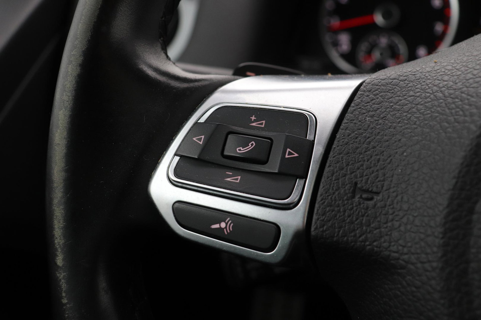 Volkswagen Tiguan 1.4 TSI R-Line Edition | Panoramadak | Stoelverwarming | R-Line | 19 Inch | Xenon | Park Assist | Navigatie | Getint Glas
