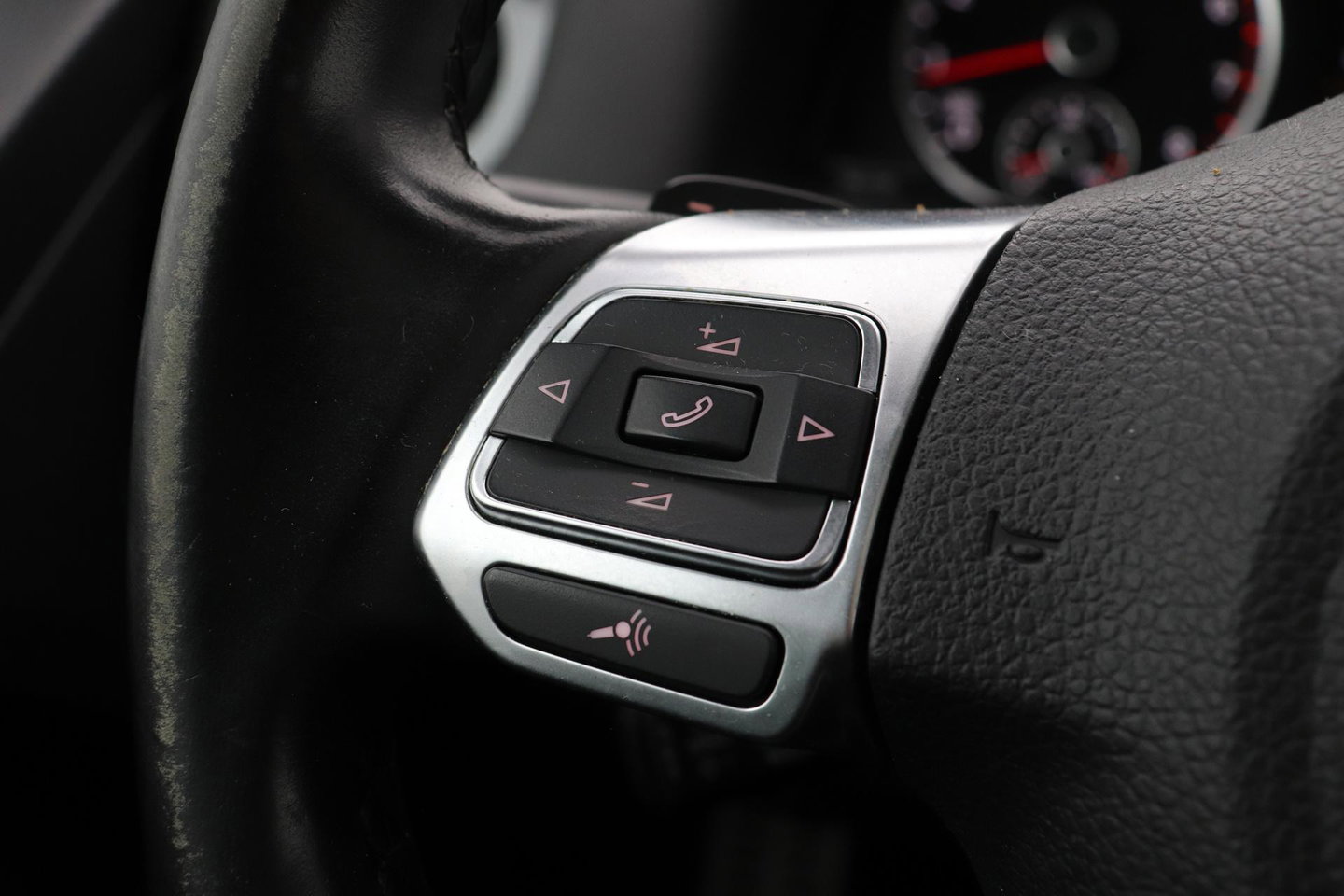 Volkswagen Tiguan 1.4 TSI R-Line Edition | Panoramadak | Stoelverwarming | R-Line | 19 Inch | Xenon | Park Assist | Navigatie | Getint Glas