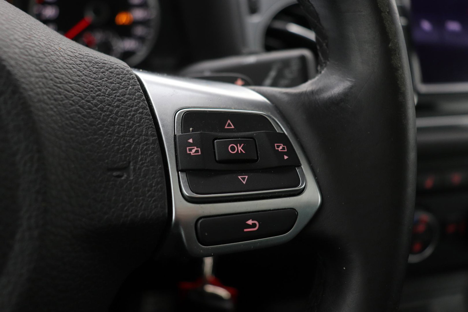 Volkswagen Tiguan 1.4 TSI R-Line Edition | Panoramadak | Stoelverwarming | R-Line | 19 Inch | Xenon | Park Assist | Navigatie | Getint Glas