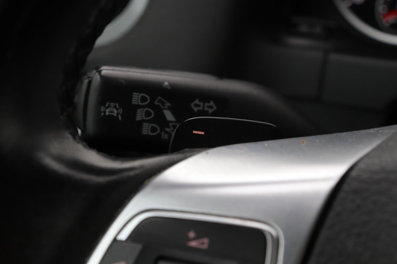 Volkswagen Tiguan 1.4 TSI R-Line Edition | Panoramadak | Stoelverwarming | R-Line | 19 Inch | Xenon | Park Assist | Navigatie | Getint Glas