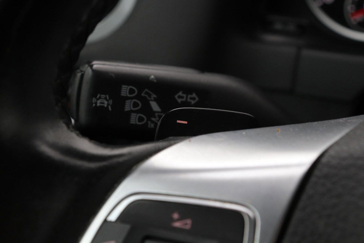 Volkswagen Tiguan 1.4 TSI R-Line Edition | Panoramadak | Stoelverwarming | R-Line | 19 Inch | Xenon | Park Assist | Navigatie | Getint Glas