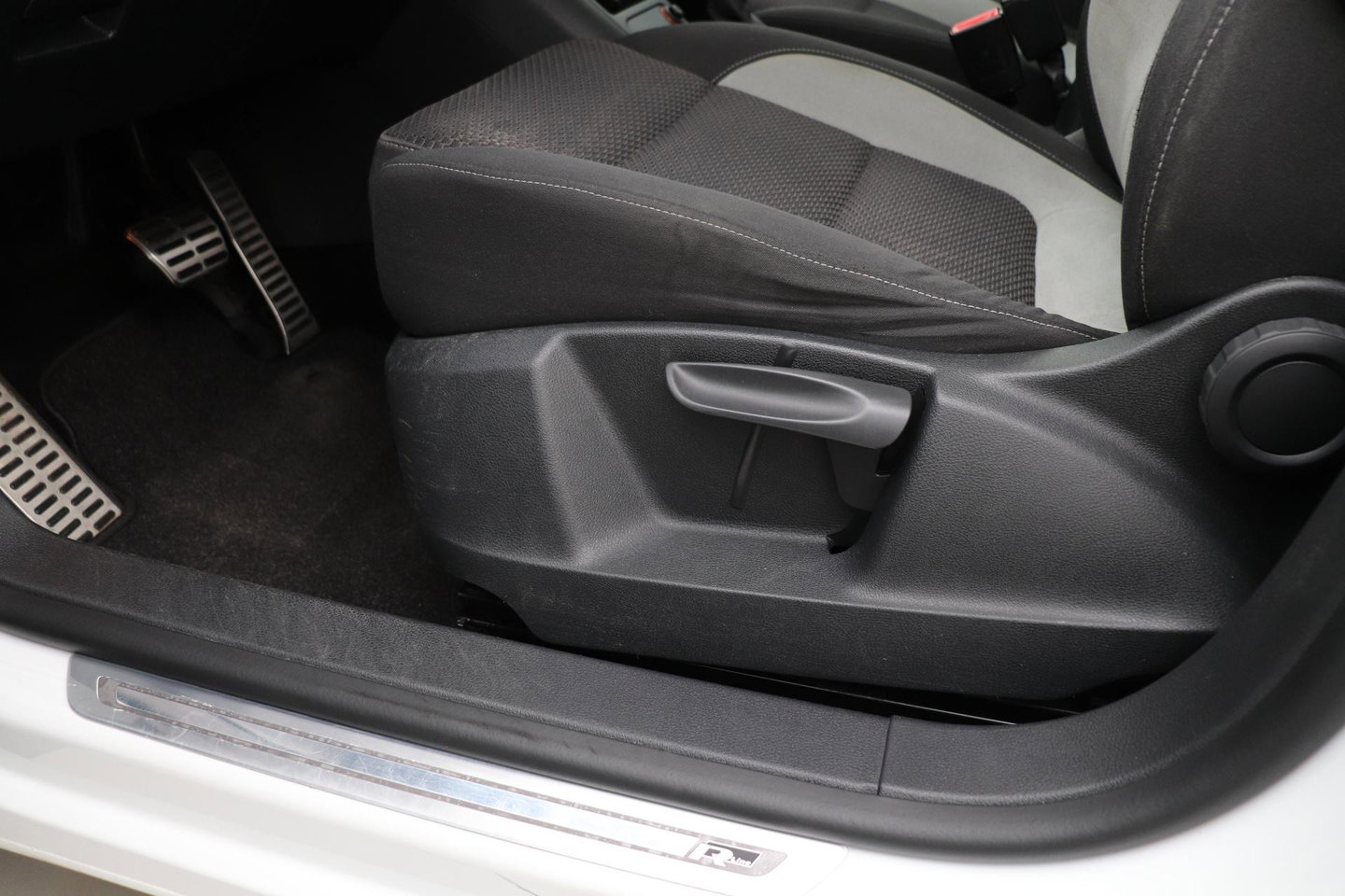 Volkswagen Tiguan 1.4 TSI R-Line Edition | Panoramadak | Stoelverwarming | R-Line | 19 Inch | Xenon | Park Assist | Navigatie | Getint Glas
