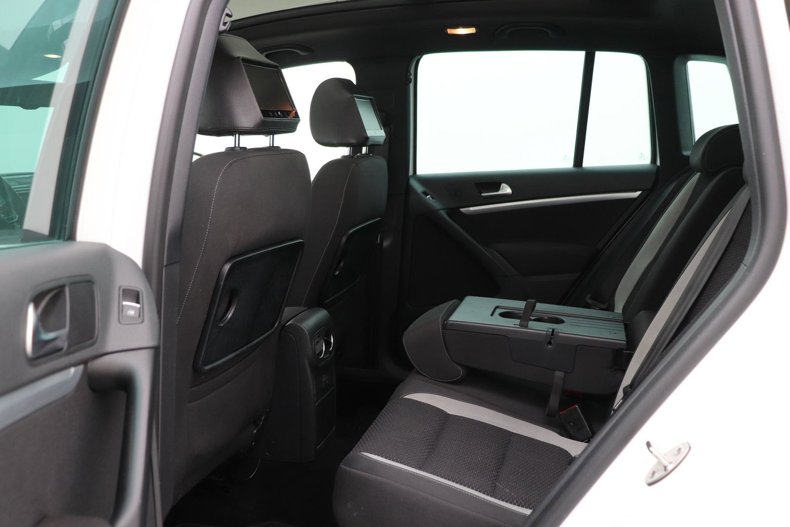 Volkswagen Tiguan 1.4 TSI R-Line Edition | Panoramadak | Stoelverwarming | R-Line | 19 Inch | Xenon | Park Assist | Navigatie | Getint Glas