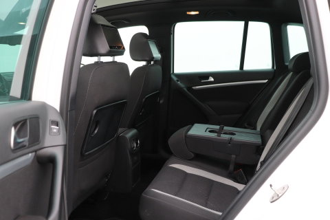 Volkswagen Tiguan 1.4 TSI R-Line Edition | Panoramadak | Stoelverwarming | R-Line | 19 Inch | Xenon | Park Assist | Navigatie | Getint Glas