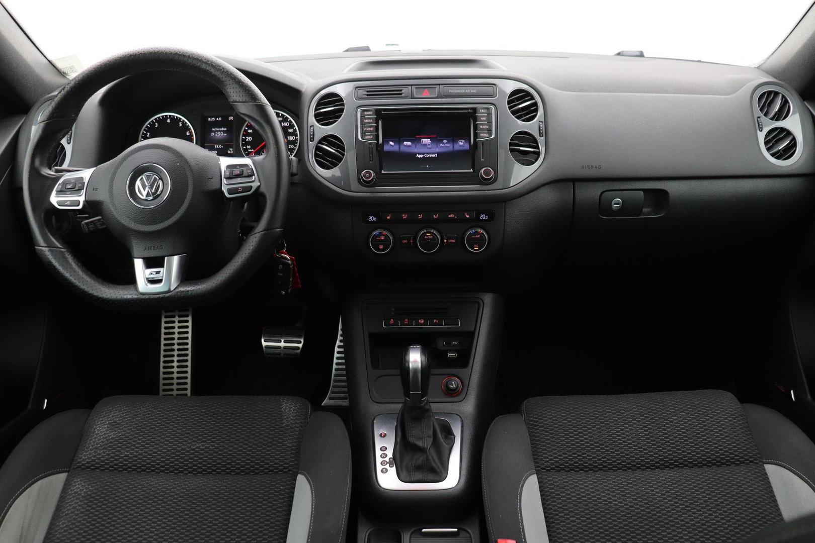 Volkswagen Tiguan 1.4 TSI R-Line Edition | Panoramadak | Stoelverwarming | R-Line | 19 Inch | Xenon | Park Assist | Navigatie | Getint Glas