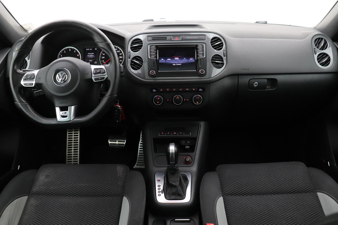 Volkswagen Tiguan 1.4 TSI R-Line Edition | Panoramadak | Stoelverwarming | R-Line | 19 Inch | Xenon | Park Assist | Navigatie | Getint Glas